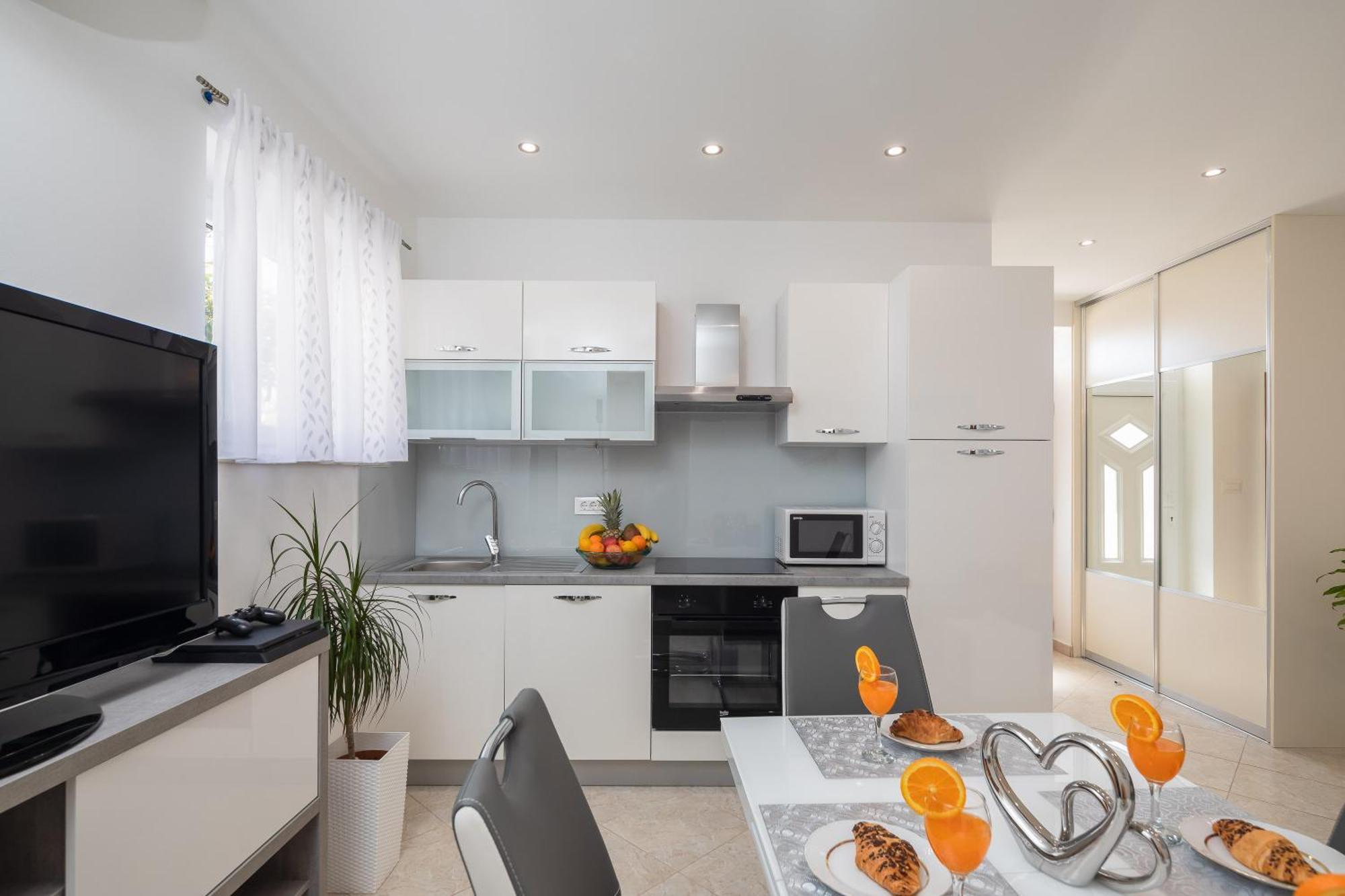Fba Family Beach Apartments Omis Bilik gambar